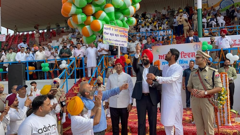 ਲਾਲਜੀਤ ਸਿੰਘ ਭੁੱਲਰ ਨੇ ਆਪਣੇ ਸੰਬੋਧਨ ਦੌਰਾਨ ਕੈਬਨਿਟ ਮੰਤਰੀ ਲਲਜੀਤ ਸਿੰਘ ਭੁੱਲਰ ਨੇ ਕਿਹਾ ਕਿ ਜਿਨ੍ਹਾਂ ਨੇ ਦੇਸ਼ ਲਈ ਆਪਣੀ ਕੀਮਤੀ ਜਾਨਾਂ ਵਾਰ ਦਿੱਤੀਆਂ, ਸਾਨੂੰ ਉਨ੍ਹਾਂ ਦੇ ਮਾਣ ਹੈ।