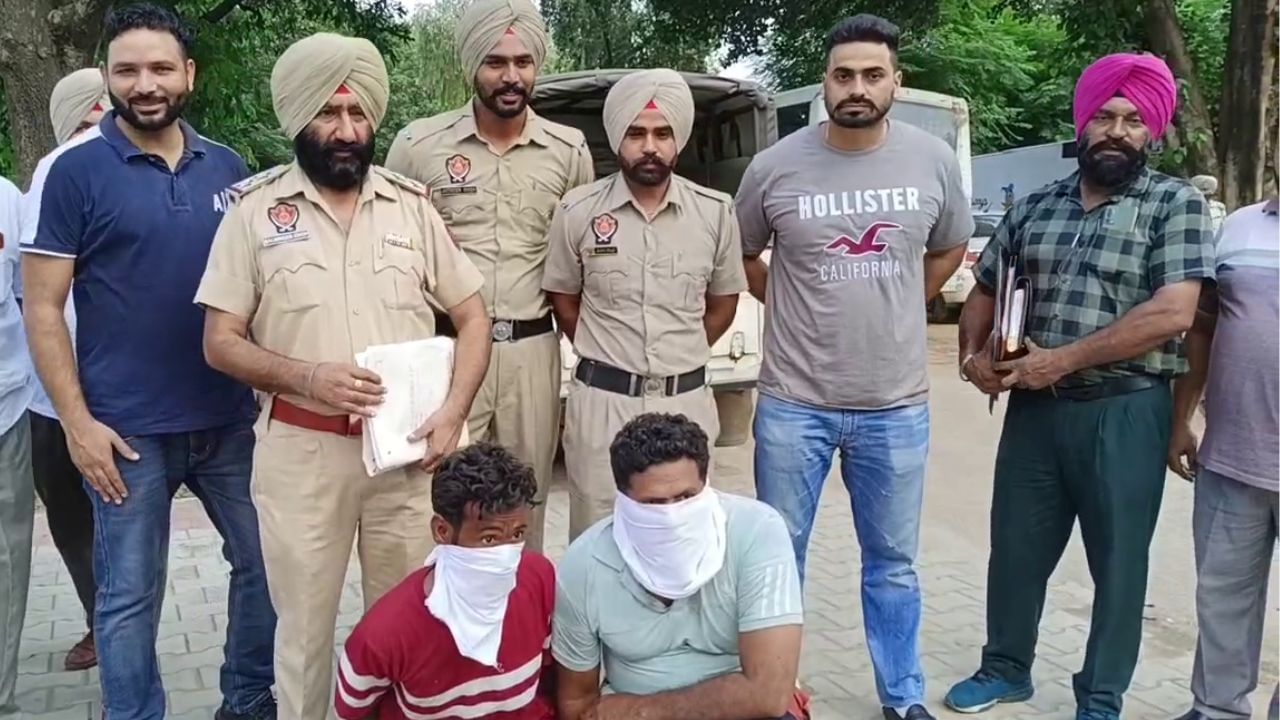 ਧੀ-ਜਵਾਈ ਨੂੰ ਮਾਰਨ ਦੀ ਜਿਨ੍ਹਾਂ ਨੂੰ ਦਿੱਤੀ ਸੀ ਸੁਪਾਰੀ, ਉਨ੍ਹਾਂ ਨੇ ਹੀ ਕਰ ਦਿੱਤਾ ਕਤਲ, ਗੁਰਦਾਸਪੁਰ ਪੁਲਿਸ ਨੇ ਸੁਲਝਾਈ ਡਬਲ ਮਰਡਰ ਦੀ ਗੁਥੀ ਧੀ-ਜਵਾਈ ਨੂੰ ਮਾਰਨ ਦੀ ਜਿਨ੍ਹਾਂ ਨੂੰ ਦਿੱਤੀ ਸੀ ਸੁਪਾਰੀ, ਉਨ੍ਹਾਂ ਨੇ ਹੀ ਕਰ ਦਿੱਤਾ ਕਤਲ, ਗੁਰਦਾਸਪੁਰ ਪੁਲਿਸ ਨੇ ਸੁਲਝਾਈ ਡਬਲ ਮਰਡਰ ਦੀ ਗੁਥੀ