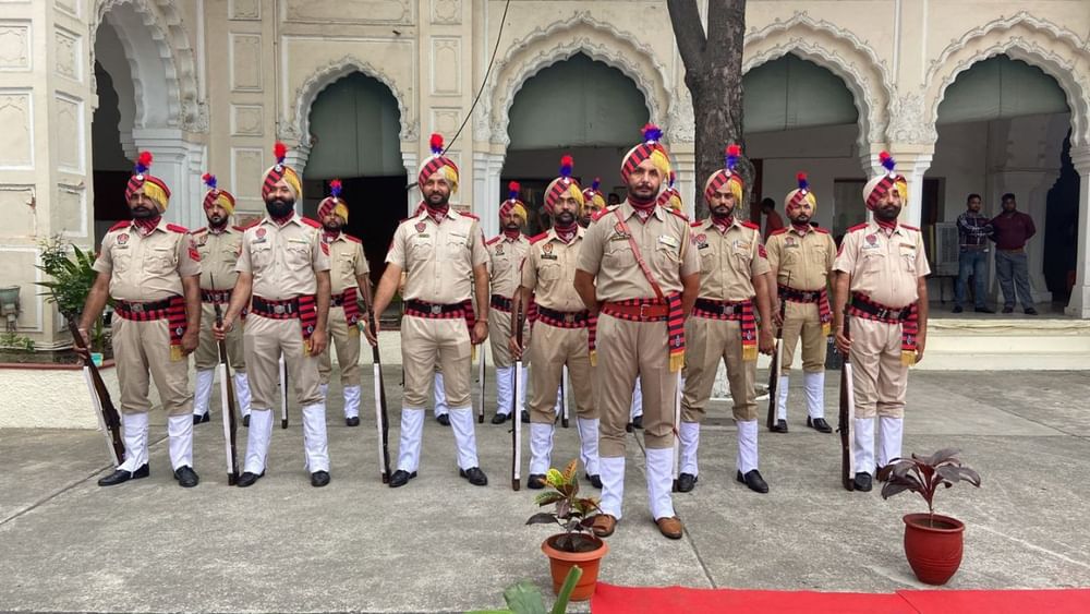 ਅਟਾਰੀ ਬਾਰਡਰ ਤੇ ਵੀ ਦ੍ਰਿਸ਼ ਬਹੁਤ ਹੀ ਮਨਮੋਹਕ ਨਜ਼ਰ ਆ ਰਿਹਾ ਹੈ। ਬੀਐੱਸਐੱਫ ਦੇ ਜਵਾਨ ਪੂਰੀ ਤਰ੍ਹਾਂ ਨਾਲ ਆਜ਼ਾਦੀ ਦੇ ਰੰਗ ਵਿੱਚ ਰੰਗੇ ਹੋਏ ਹਨ।