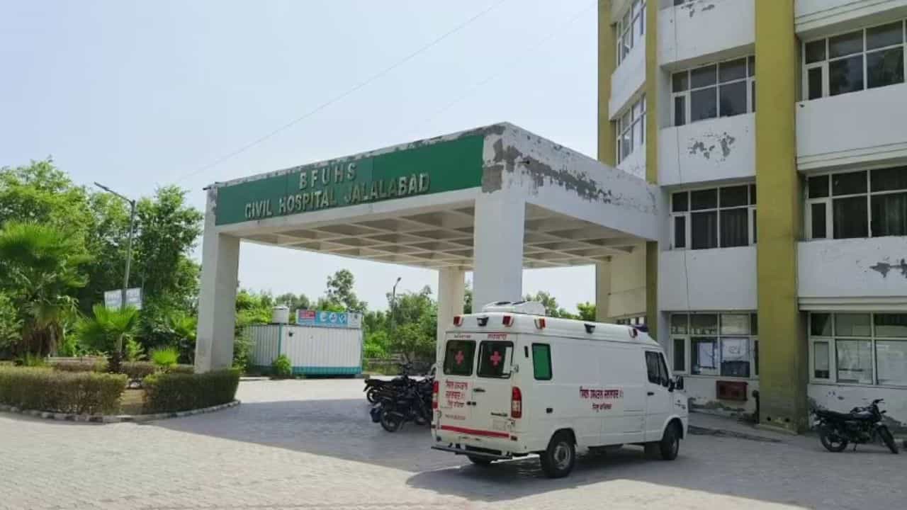 ਜਲਾਲਾਬਾਦ ਦਾ ਸਰਕਾਰੀ ਹਸਪਤਾਲ ਬਣਿਆ ਜੰਗ ਦਾ ਮੈਦਾਨ, ਦੋ ਧਿਰਾਂ ਵਿੱਚ ਝਗੜਾ;  ਡਾਕਟਰਾਂ ਨੇ ਸੱਦੀ ਪੁਲਿਸ