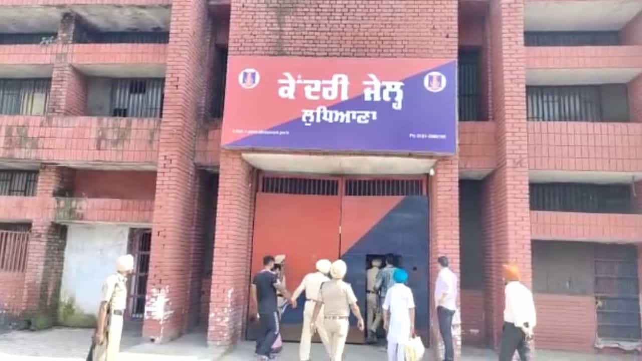 ਜੇਲ੍ਹ ਚ ਪੈਸਿਆਂ ਬਦਲੇ ਮਿਲਦਾ ਫੋਨ-ਸ਼ਰਾਬ, ਅੰਡਰ-ਟ੍ਰਾਇਲ ਕੈਦੀਆਂ ਦੇ ਪੁਲਿਸ ਮੁਲਾਜ਼ਮ ਤੇ ਇਲਜ਼ਾਮ