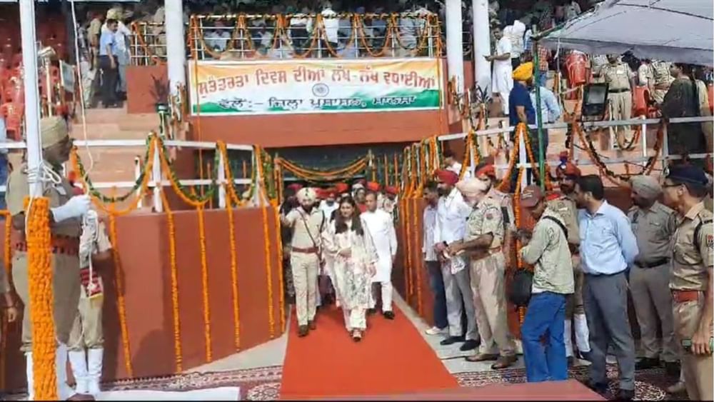 ਮਾਨਸਾ ਵਿੱਚ ਵੀ 77ਵੇਂ ਆਜ਼ਾਦੀ ਦਿਹਾੜੇ ਦੀਆਂ ਰੌਣਕਾਂ ਵੇਖਦੇ ਹੀ ਬਣਦੀਆਂ ਸਨ। ਕੈਬਿਨੇਟ ਮੰਤਰੀ ਅਨਮੋਲ ਗਗਨ ਮਾਨ ਆਜ਼ਾਦੀ ਦਿਹਾੜੇ ਦੇ ਸਮਾਗਮ ਵਿੱਚ ਸ਼ਿਰਕਤ ਕਰਨ ਲਈ ਪਹੁੰਚੇ।