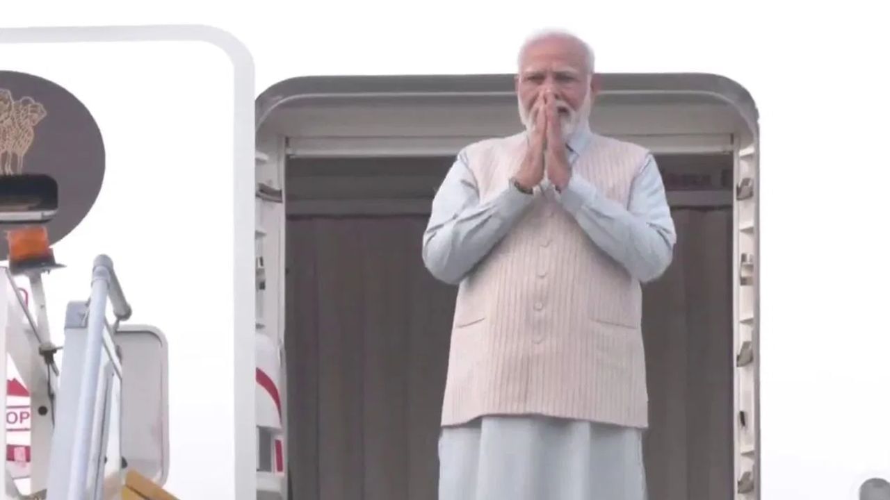 PM ਮੋਦੀ ਦੱਖਣੀ ਅਫਕੀਰਾ ਲਈ ਰਵਾਨਾ, 15ਵੇਂ ਬ੍ਰਿਕਸ ਸਮਿਟ ‘ਚ ਲੈਣਗੇ ਹਿੱਸਾ, ਚੀਨੀ ਰਾਸ਼ਟਰਪਤੀ ਨਾਲ ਵੀ ਹੋ ਸਕਦੀ ਹੈ ਮੁਲਾਕਾਤ PM ਮੋਦੀ ਦੱਖਣੀ ਅਫਕੀਰਾ ਲਈ ਰਵਾਨਾ, 15ਵੇਂ ਬ੍ਰਿਕਸ ਸਮਿਟ ‘ਚ ਲੈਣਗੇ ਹਿੱਸਾ, ਚੀਨੀ ਰਾਸ਼ਟਰਪਤੀ ਨਾਲ ਵੀ ਹੋ ਸਕਦੀ ਹੈ ਮੁਲਾਕਾਤ