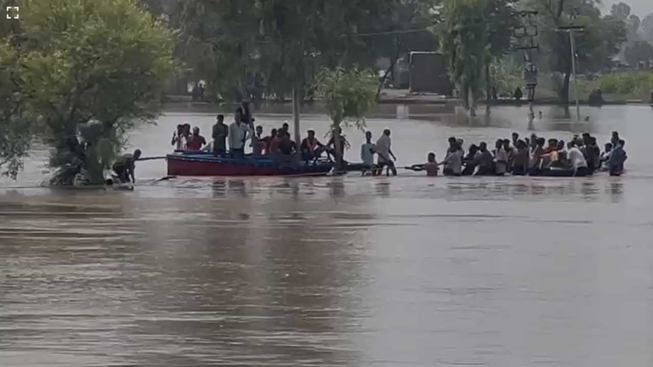 Punjab flood: ਫਾਜ਼ਿਲਕਾ ਦੇ ਦੋਨਾ ਨਾਨਕਾ ਚ ਡੁੱਬੀ ਕਿਸ਼ਤੀ: ਲੋਕਾਂ ਨੇ ਦਰੱਖਤਾਂ ਤੇ ਚੜ੍ਹ ਕੇ ਬਚਾਈ ਜਾਨ, ਸਤਲੁਜ ਦਰਿਆ ਪਾਰ ਕਰਦੇ ਸਮੇਂ ਹੋਇਆ ਹਾਦਸਾ