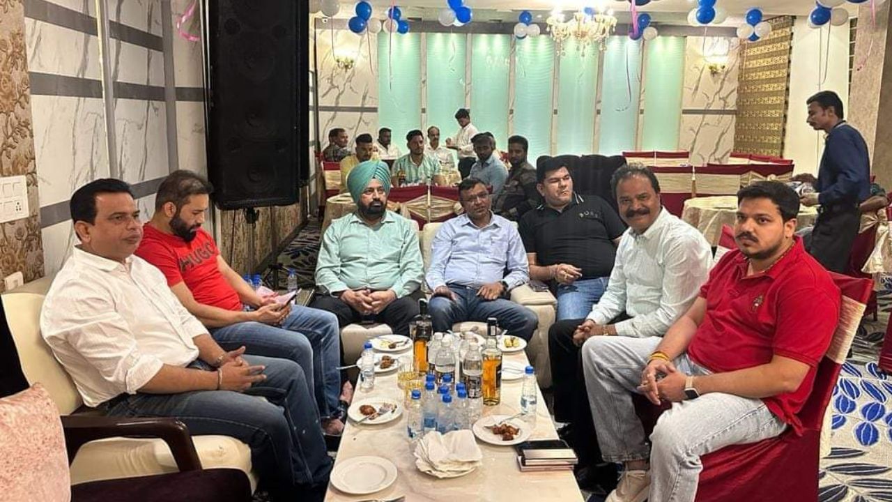 ਗੈਂਗਸਟਰਾਂ ਨਾਲ ਡਾਂਸ ਕਰਨ ਪਿਆ ਮਹਿੰਗਾ, ਦੋ DSP ਅਤੇ ਇੰਸਪੈਕਟਰਾਂ ਦੀ ਹੋਈ ਬਦਲੀ, ਵੇਖੋ ਘਮਸਾਨ ਮਚਾਉਣ ਵਾਲੀ ਵਾਇਰਲ ਵੀਡੀਓ ਗੈਂਗਸਟਰਾਂ ਨਾਲ ਡਾਂਸ ਕਰਨ ਪਿਆ ਮਹਿੰਗਾ, ਦੋ DSP ਅਤੇ ਇੰਸਪੈਕਟਰਾਂ ਦੀ ਹੋਈ ਬਦਲੀ, ਵੇਖੋ ਘਮਸਾਨ ਮਚਾਉਣ ਵਾਲੀ ਵਾਇਰਲ ਵੀਡੀਓ
