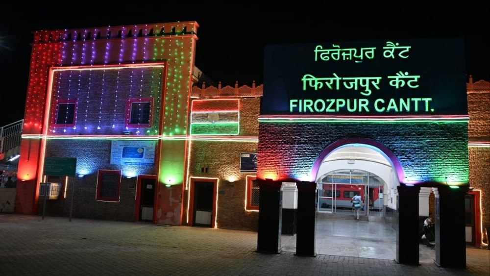 77ਵੇਂ ਸੁਤੰਤਰਤਾ ਦਿਵਸ ਮੌਕੇ ਜਿੱਥੇ ਪੂਰੇ ਦੇਸ਼ ਵਿੱਚ ਉਤਸ਼ਾਹ ਦਾ ਮਾਹੌਲ ਹੈ ਤਾਂ ਉੱਥੇ ਹੀ ਦੇਸ਼ ਦੇ ਰੇਲਵੇ ਸਟੇਸ਼ਨ ਵੀ ਰੌਸ਼ਨੀ ਨਾਲ ਜਗਮਗਾ ਰਹੇ ਹਨ। ਫਿਰੋਜ਼ਪੁਰ ਡਿਵੀਜ਼ਨ ਦੇ ਸਾਰੇ ਪ੍ਰਮੁੱਖ ਰੇਲਵੇ ਸਟੇਸ਼ਨਾਂ ਨੂੰ 13 ਤੋਂ 17 ਅਗਸਤ ਤੱਕ ਤਿਰੰਗੇ ਦੇ ਰੰਗ ਵਾਲੀਆਂ ਲਾਈਟਾਂ ਨਾਲ ਸਜਾਇਆ ਗਿਆ ਹੈ।