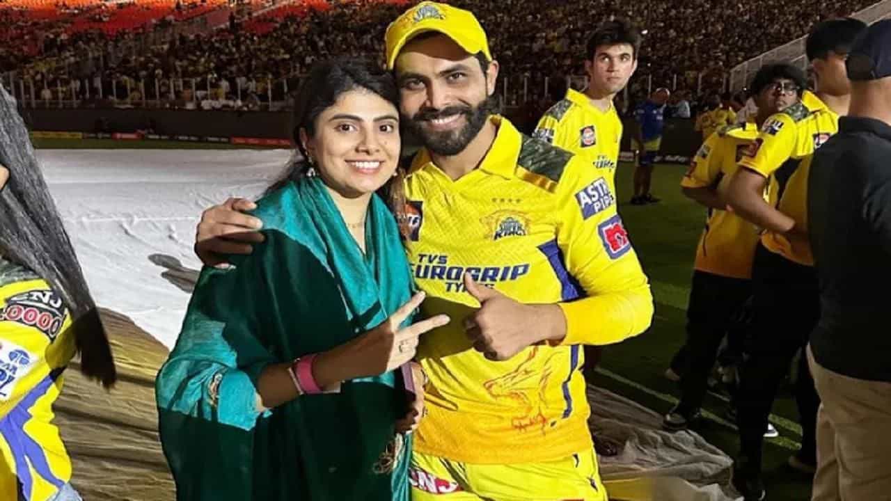 ਚੱਪਲਾਂ ਨੂੰ ਲੈ ਕੇ ਰਵਿੰਦਰ ਜਡੇਜਾ ਦੀ ਪਤਨੀ ਦੀ ਲੜਾਈ, ਸਾਂਸਦ ਨੇ ਰਿਵਾਬਾ ਨੂੰ ਕਿਹਾ- ਆਪਣੀ ਔਕਾਤ ਚ ਰਹੋ