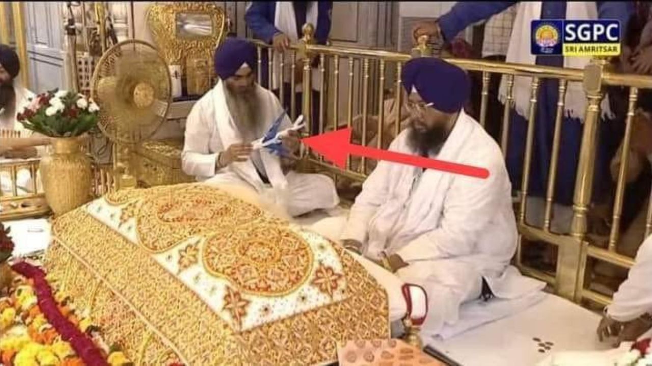 ਵਿਦੇਸ਼ ਜਾਣ ਦੀ ਮਨੰਤ ਮੰਗਣ ਲਈ ਗੁਰਦੁਆਰਿਆਂ ‘ਚ ਹੁਣ ਨਹੀਂ ਚੜ੍ਹਾਏ ਜਾ ਸਕਣਗੇ ਖਿਡੌਣਾ ਜਹਾਜ਼, ਸਖ਼ਤ ਹਦਾਇਤਾਂ ਜਾਰੀ ਵਿਦੇਸ਼ ਜਾਣ ਦੀ ਮਨੰਤ ਮੰਗਣ ਲਈ ਗੁਰਦੁਆਰਿਆਂ ‘ਚ ਹੁਣ ਨਹੀਂ ਚੜ੍ਹਾਏ ਜਾ ਸਕਣਗੇ ਖਿਡੌਣਾ ਜਹਾਜ਼, ਸਖ਼ਤ ਹਦਾਇਤਾਂ ਜਾਰੀ
