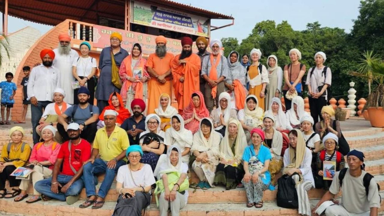 ਪਵਿੱਤਰ ਕਾਲੀ ਵੇਈ ‘ਤੇ ਪਹੁੰਚਿਆ ਜਾਪਾਨੀ ਵਫ਼ਦ, ਚਾਰ ਘੰਟੇ ਤੱਕ ਕੀਤਾ ਪਾਠ, ਬੋਲੇ – ਬਾਬੇ ਨਾਨਕ ਦੀ ਧਰਤੀ ‘ਤੇ ਆਉਣਾ ਖੁਸ਼ਕਿਸਮਤੀ ਪਵਿੱਤਰ ਕਾਲੀ ਵੇਈ ‘ਤੇ ਪਹੁੰਚਿਆ ਜਾਪਾਨੀ ਵਫ਼ਦ, ਚਾਰ ਘੰਟੇ ਤੱਕ ਕੀਤਾ ਪਾਠ, ਬੋਲੇ – ਬਾਬੇ ਨਾਨਕ ਦੀ ਧਰਤੀ ‘ਤੇ ਆਉਣਾ ਖੁਸ਼ਕਿਸਮਤੀ