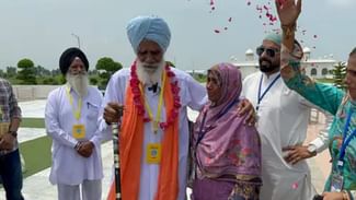 ਕਰਤਾਰਪੁਰ ‘ਚ 68 ਸਾਲਾਂ ਬਾਅਦ ਮਿਲੇ ਭਰ੍ਹਾ-ਭੈਣ, ਵੰਡ ਵੇਲ੍ਹੇ ਭਾਰਤ ‘ਚ ਰਹਿ ਗਿਆ ਸੀ ਭਰ੍ਹਾ ਕਰਤਾਰਪੁਰ ‘ਚ 68 ਸਾਲਾਂ ਬਾਅਦ ਮਿਲੇ ਭਰ੍ਹਾ-ਭੈਣ, ਵੰਡ ਵੇਲ੍ਹੇ ਭਾਰਤ ‘ਚ ਰਹਿ ਗਿਆ ਸੀ ਭਰ੍ਹਾ