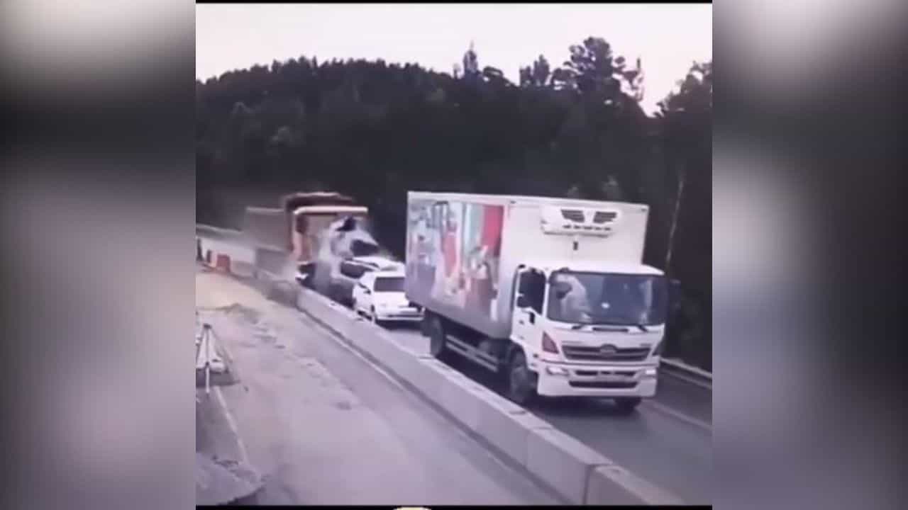 Shocking Video: ਤੇਜ਼ ਰਫਤਾਰ ਟਰੱਕ ਨੇ ਇੱਕ ਤੋਂ ਬਾਅਦ ਇੱਕ ਉਡਾਈਆਂ ਚਾਰ ਕਾਰਾਂ, ਹਿਲਾ ਦੇਵੇਗੀ ਖੌਫਨਾਕ ਸੜਕ ਹਾਦਸੇ ਦੀ ਵੀਡੀਓ Shocking Video: ਤੇਜ਼ ਰਫਤਾਰ ਟਰੱਕ ਨੇ ਇੱਕ ਤੋਂ ਬਾਅਦ ਇੱਕ ਉਡਾਈਆਂ ਚਾਰ ਕਾਰਾਂ, ਹਿਲਾ ਦੇਵੇਗੀ ਖੌਫਨਾਕ ਸੜਕ ਹਾਦਸੇ ਦੀ ਵੀਡੀਓ