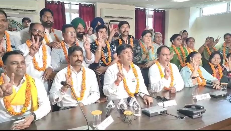 AAP ਨੇ ਜਿੱਤਿਆ ਹੁਸ਼ਿਆਰਪੁਰ ਨਗਰ ਨਿਗਮ, ਸੁਰੇਂਦਰ ਸ਼ਿੰਦਾ ਬਣੇ ਰਹਿਣਗੇ ਮੇਅਰ AAP ਨੇ ਜਿੱਤਿਆ ਹੁਸ਼ਿਆਰਪੁਰ ਨਗਰ ਨਿਗਮ, ਸੁਰੇਂਦਰ ਸ਼ਿੰਦਾ ਬਣੇ ਰਹਿਣਗੇ ਮੇਅਰ