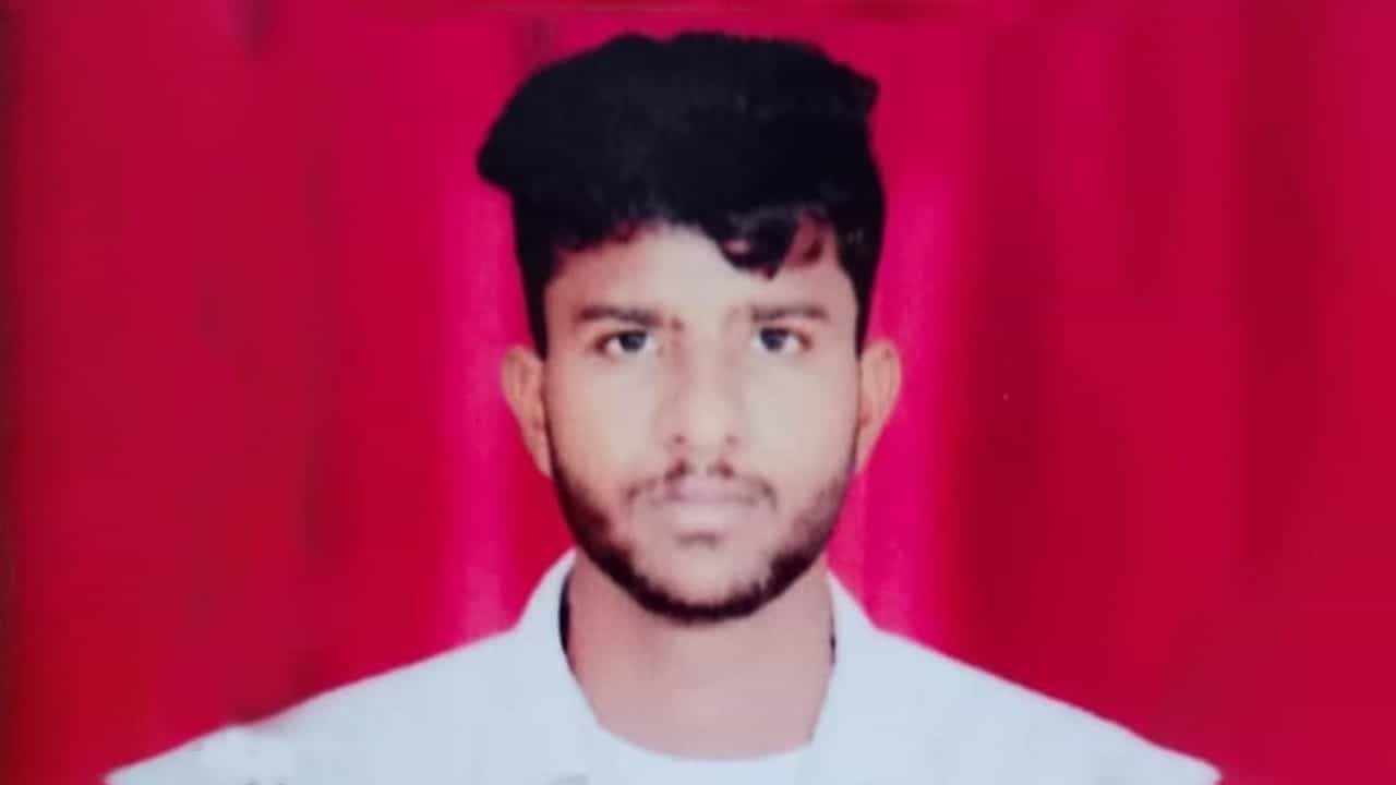 ਮਲੇਸ਼ੀਆ ਤੋ ਅੰਮ੍ਰਿਤਸਰ ਏਅਰਪੋਰਟ ਤੇ ਪਹੁੰਚਦੇ ਹੀ ਨੌਜਵਾਨ ਵੱਲੋਂ ਖੁਦਕੁਸ਼ੀ, ਟ੍ਰੈਵਲ ਏਜੰਟ ਨੇ ਕੀਤਾ ਧੋਖਾ ਮਲੇਸ਼ੀਆ ਤੋ ਅੰਮ੍ਰਿਤਸਰ ਏਅਰਪੋਰਟ ਤੇ ਪਹੁੰਚਦੇ ਹੀ ਨੌਜਵਾਨ ਵੱਲੋਂ ਖੁਦਕੁਸ਼ੀ, ਟ੍ਰੈਵਲ ਏਜੰਟ ਨੇ ਕੀਤਾ ਧੋਖਾ