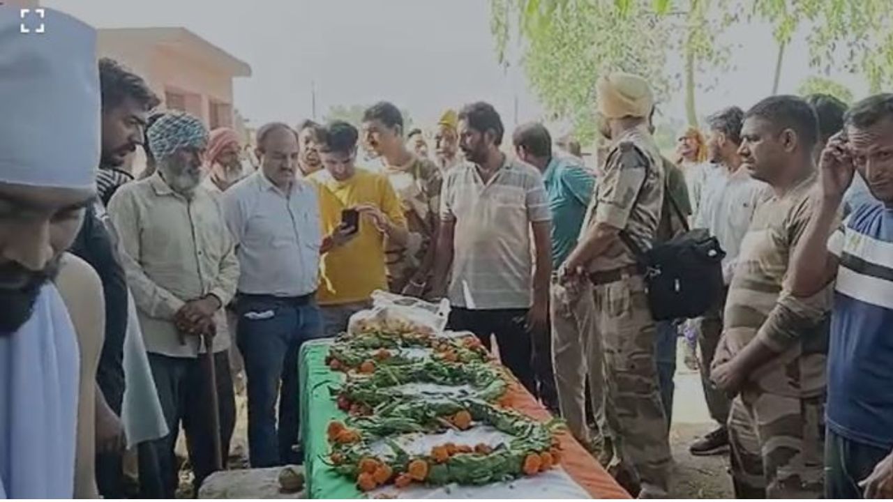 ਸੀਆਈਐੱਫ ਦੇ ਸ਼ਹੀਦ ਹੈੱਡ ਕਾਂਸਟੇਬਲ ਜਸਵੰਤ ਰਾਜ ਦਾ ਕੀਤਾ ਅੰਤਿਮ ਸਸਕਾਰ ਸੀਆਈਐੱਫ ਦੇ ਸ਼ਹੀਦ ਹੈੱਡ ਕਾਂਸਟੇਬਲ ਜਸਵੰਤ ਰਾਜ ਦਾ ਕੀਤਾ ਅੰਤਿਮ ਸਸਕਾਰ