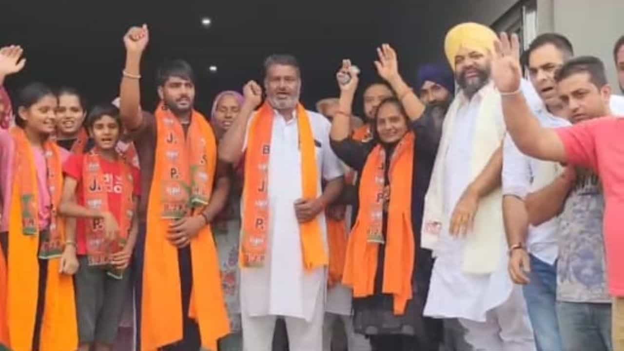 ਅਜਨਾਲਾ ਚ ਮੰਤਰੀ ਕੁਲਦੀਪ ਸਿੰਘ ਧਾਲੀਵਾਲ ਨੂੰ ਵੱਡਾ ਝਟਕਾ, AAP ਦੇ ਦੋ ਕੌਂਸਲਰ ਬੀਜੇਪੀ ਚ ਗਏ