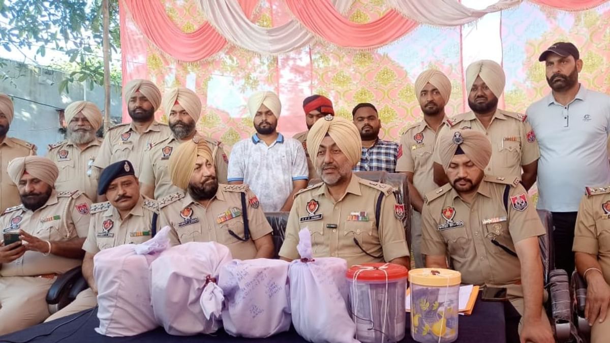6 ਕਿੱਲੋ ਹੈਰੋਇਨ ਸਣੇ ਕਪੂਰਥਲਾ ਪੁਲਿਸ ਨੇ ਗ੍ਰਿਫਤਾਰ ਕੀਤੇ 5 ਤਸਕਰ, 7 ਲੱਖ ਦੀ ਡਰੱਗ ਮਨੀ ਵੀ ਬਰਾਮਦ 6 ਕਿੱਲੋ ਹੈਰੋਇਨ ਸਣੇ ਕਪੂਰਥਲਾ ਪੁਲਿਸ ਨੇ ਗ੍ਰਿਫਤਾਰ ਕੀਤੇ 5 ਤਸਕਰ, 7 ਲੱਖ ਦੀ ਡਰੱਗ ਮਨੀ ਵੀ ਬਰਾਮਦ