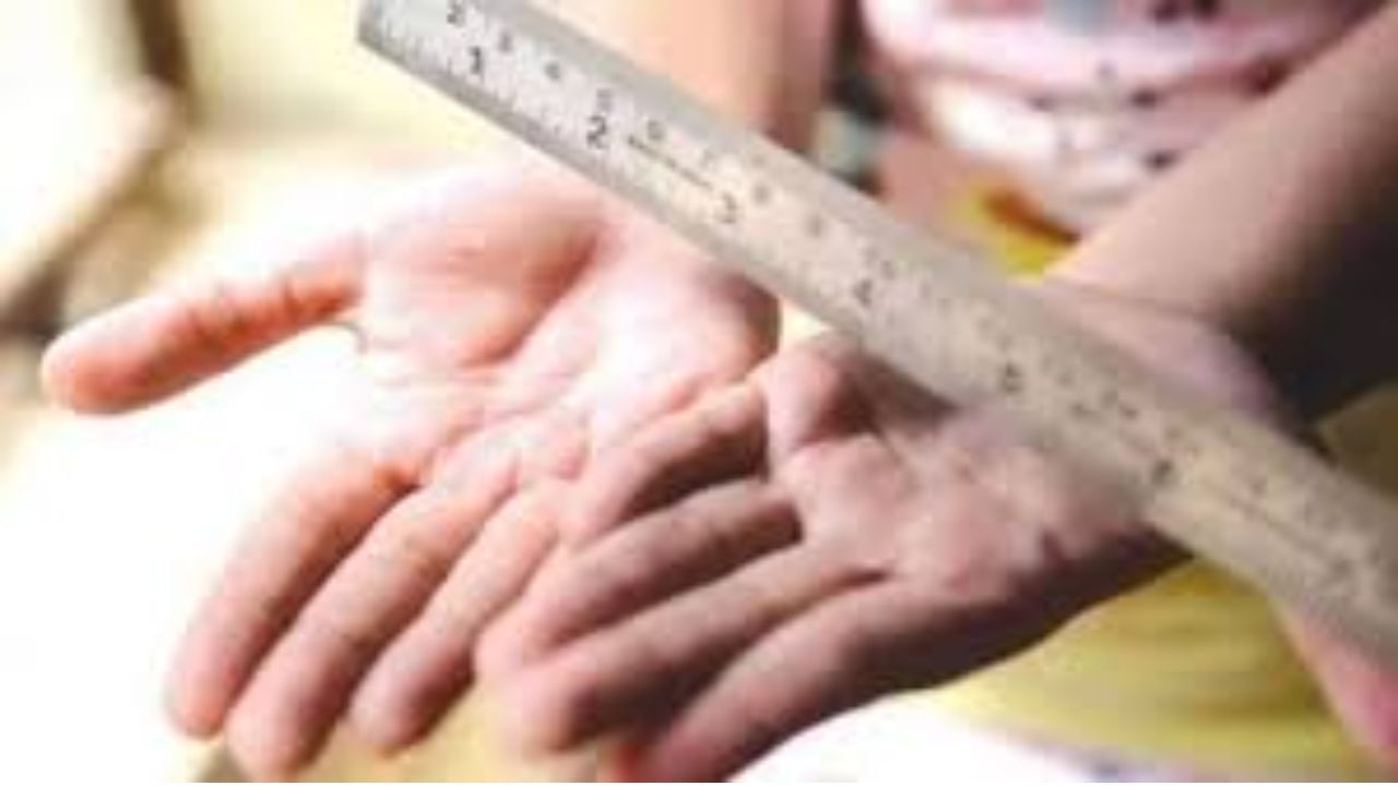 ਲੁਧਿਆਣਾ 'ਚ LKG ਦੇ ਵਿਦਿਆਰਥੀ ਨੂੰ ਪ੍ਰਿੰਸੀਪਲ ਨੇ ਬੁਰੀ ਤਰ੍ਹਾਂ ਕੁੱਟਿਆ, ਪੈਰਾਂ 'ਤੇ ਮਾਰੇ ਡੰਡੇ