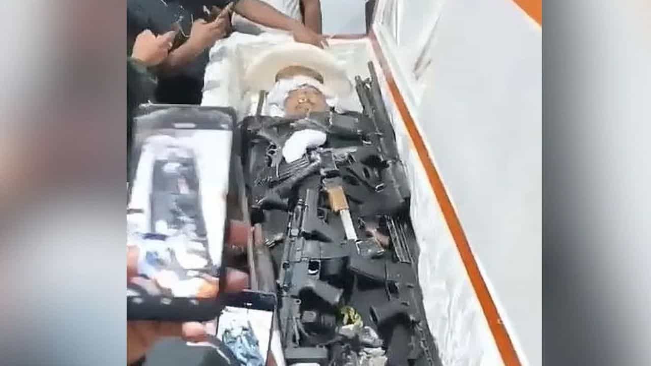 OMG:  ਪਰਲੋਕ ਚ ਕੋਈ ਠੋਕ ਨਾ ਦੇਵੇ, ਇਸ ਲਈ ਬਹੁਤ ਬੰਦੂਕਾਂ ਅਤੇ ਪਿਸਤੌਲਾਂ ਸਣੇ ਸਖਸ਼ ਨੂੰ ਦੱਬਿਆ