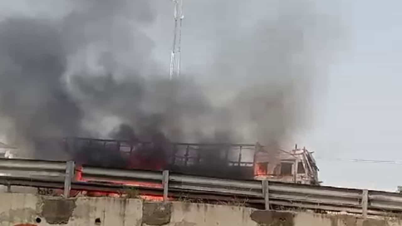 ਜਲੰਧਰ-ਦਿੱਲੀ NH ਤੇ ਐਕਸੀਡੈਂਟ, ਕੈਮੀਕਲ ਨਾਲ ਭਰੇ ਟੈਂਕਰ ਤੇ ਕਾਰ ਨੂੰ ਲੱਗੀ ਭਿਆਨਕ ਅੱਗ ਜਲੰਧਰ-ਦਿੱਲੀ NH ਤੇ ਐਕਸੀਡੈਂਟ, ਕੈਮੀਕਲ ਨਾਲ ਭਰੇ ਟੈਂਕਰ ਤੇ ਕਾਰ ਨੂੰ ਲੱਗੀ ਭਿਆਨਕ ਅੱਗ