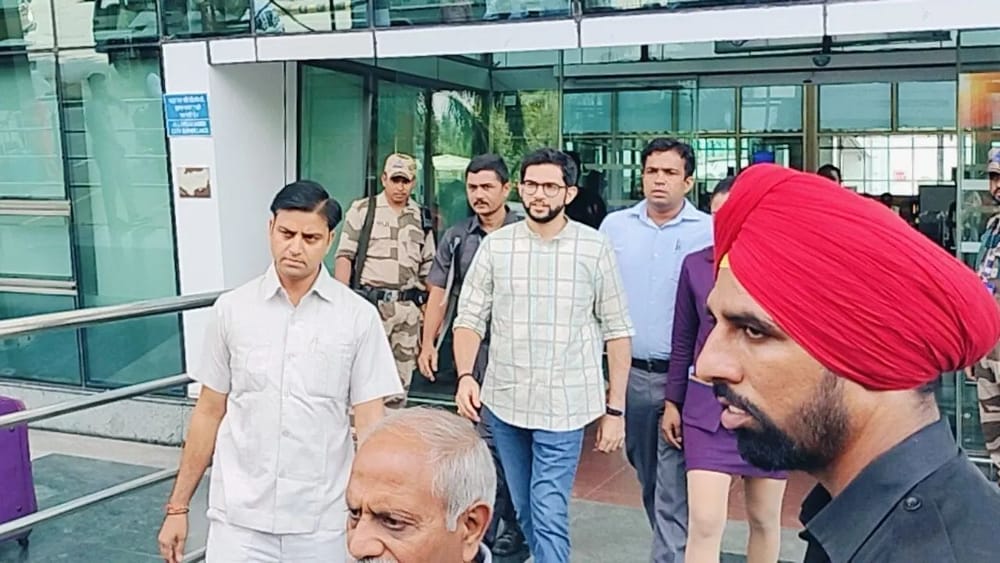 ਮਹਿਮਾਨਾਂ ਦੀ ਇਸ ਲਿਸਟ ਵਿੱਚ ਆਦਿਤਿਆ ਠਾਕਰੇ ਦਾ ਨਾਂ ਵੱਡਾ ਹੈ। ਆਦਿਤਿਆ ਐਤਵਾਰ ਦੁਪਹਿਰ ਕਰੀਬ 2:10 ਵਜੇ ਉਦੈਪੂਰ ਪਹੁੰਚੇ। ਤੁਸੀਂ ਜੋ ਤਸਵੀਰ ਦੇਖ ਰਹੇ ਹੋ,ਉਸ ਵਿੱਚ ਆਦਿਤਿਆ ਉਦੈਪੂਰ ਦੇ ਏਅਰਪੋਰਟ 'ਤੇ ਨਜ਼ਰ ਆ ਰਹੇ ਹਨ।