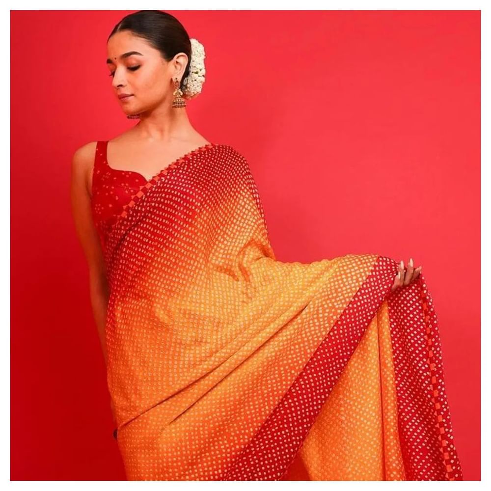 ਰੈੱਡ-ਆਰੈਂਜ - ਆਲਿਆ ਵਰਗੀ ਰੈੱਡ-ਆਰੈਂਜ ਸ਼ੇਡ ਵਿੱਚ ਵੀ ਤੁਸੀਂ ਆਪਣੇ ਲਈ ਡਰੈਸ ਚੁਣ ਸਕਦੇ ਹੋ। ਅਦਾਕਾਰਾ ਨੇ ਬਾਂਧਨੀ ਪਰਿੰਟ ਵਿੱਚ ਸਾੜੀ ਕੈਰੀ ਕੀਤੀ ਹੈ। ਇਸਦੇ ਨਾਲ ਹੀ ਹੈਵੀ ਝੁਮਕੇ ਵੀਅਰ ਕੀਤੇ ਹਨ। ਫੁੱਲਾਂ ਦੇ ਗੱਜਰੇ ਨਾਲ ਲੁੱਕ ਨੂੰ ਕੰਪਲੀਟ ਕੀਤਾ ਹੈ।