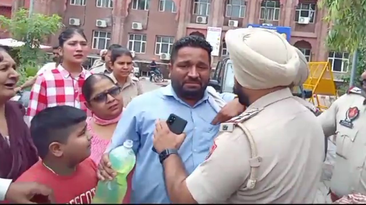 Amritsar News: ਇਨਸਾਫ਼ ਨਾ ਮਿਲਣ 'ਤੇ ਅੰਮ੍ਰਿਤਸਰ ਡੀਸੀ ਦਫ਼ਤਰ ਬਹਾਰ ਪੈਟਰੋਲ ਲੈ ਕੇ ਪੁੱਜਾ ਨੌਜਵਾਨ