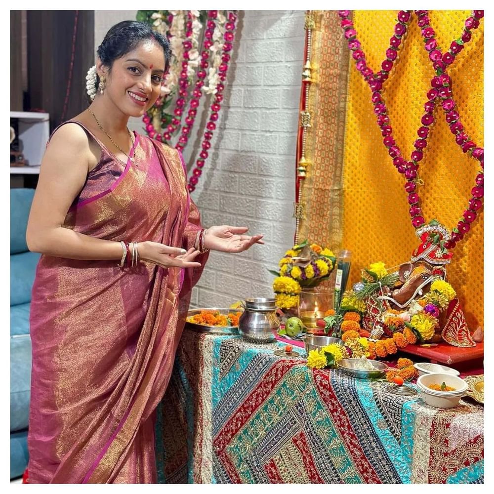 ਫੈਸਟਿਵ ਸੀਜ਼ਨ ਵਿੱਚ ਕਿਹੜੇ  ਆਊਟਫਿੱਟ ਵੀਅਰ ਕਰਨੇ ਚਾਹੀਦੇ ਹਨ ਇਸ ਗੱਲ ਨੂੰ ਲੈ ਕੇ ਕੰਨਫਿਊਜ਼ ਹੋ? ਤਾਂ ਤੁਸੀਂ ਇੱਥੋ ਆਇਡੀਆ ਲੈ ਸਕਦੇ ਹੋ। ਇਹ ਟ੍ਰੈਂਡੀ ਕੱਲਰਸ ਇਸ  ਫੈਸਟਿਵ ਸੀਜ਼ਨ ਲਈ ਬਿਲਕੁਲ ਪਰਫੈਕਟ ਹੈ।