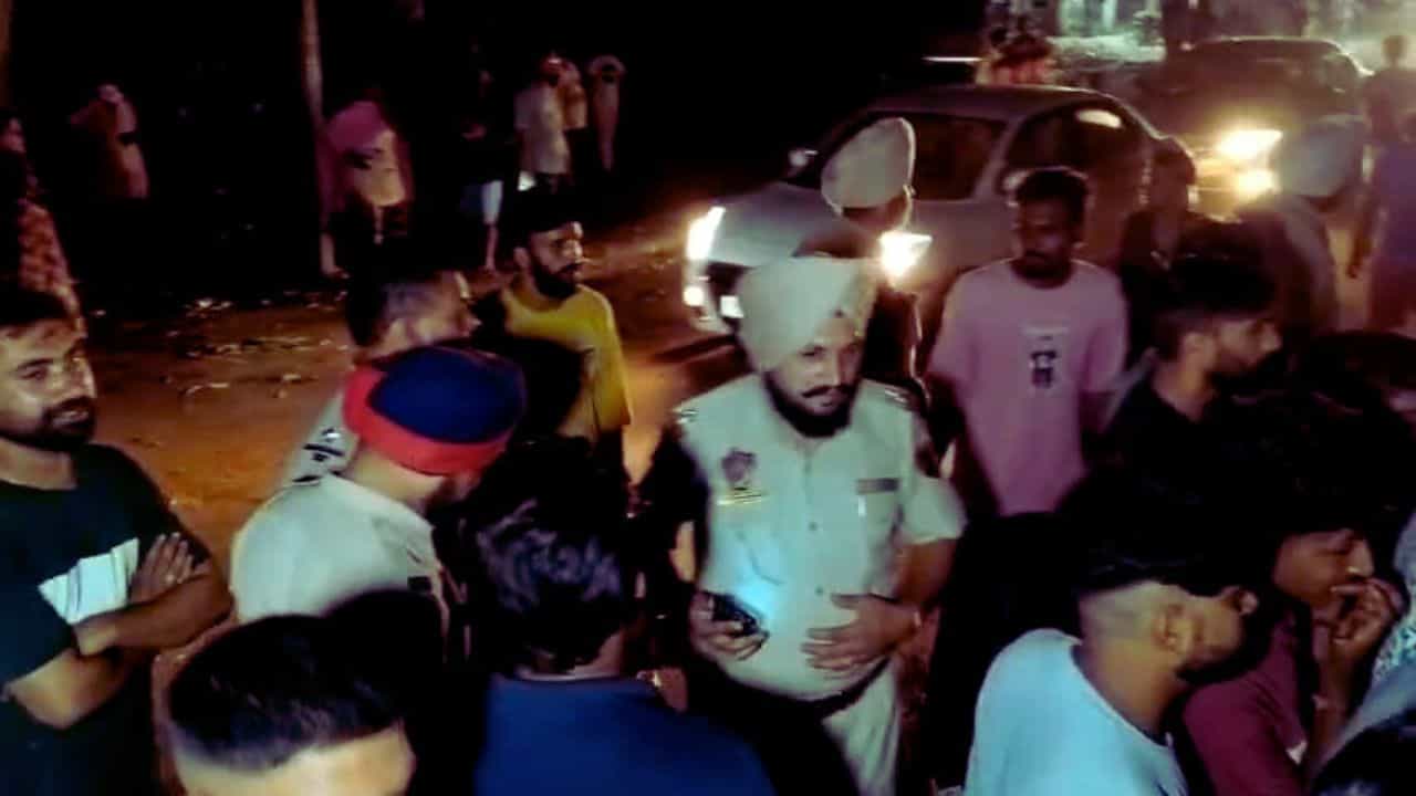 ਜਲੰਧਰ ਚ ਦੋ ਆਟੋ ਚਾਲਕਾਂ ਵਿਚਾਲੇ ਝਗੜਾ, ਜੰਮ ਕੇ ਚੱਲੇ ਇੱਟਾਂ-ਪੱਥਰ; ਪੁਲਿਸ ਨੇ ਲੜਾਈ ਨੂੰ ਰੋਕਿਆ