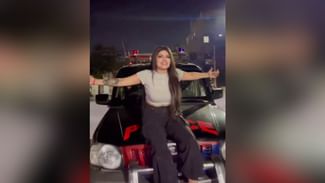 Viral Video: ਪੁਲਿਸ ਦੀ ਗੱਡੀ ਦੇ ਬੋਨਟ ‘ਤੇ ਬੈਠੀ ਕੁੜੀ, ਪੰਜਾਬੀ ਗੀਤ ‘ਤੇ ਕੀਤਾ ਡਾਂਸ, ਤਮਾਸ਼ਾ ਦੇਖਦਾ ਰਿਹਾ ਪੁਲਿਸ ਮੁਲਜ਼ਮ Viral Video: ਪੁਲਿਸ ਦੀ ਗੱਡੀ ਦੇ ਬੋਨਟ ‘ਤੇ ਬੈਠੀ ਕੁੜੀ, ਪੰਜਾਬੀ ਗੀਤ ‘ਤੇ ਕੀਤਾ ਡਾਂਸ, ਤਮਾਸ਼ਾ ਦੇਖਦਾ ਰਿਹਾ ਪੁਲਿਸ ਮੁਲਜ਼ਮ