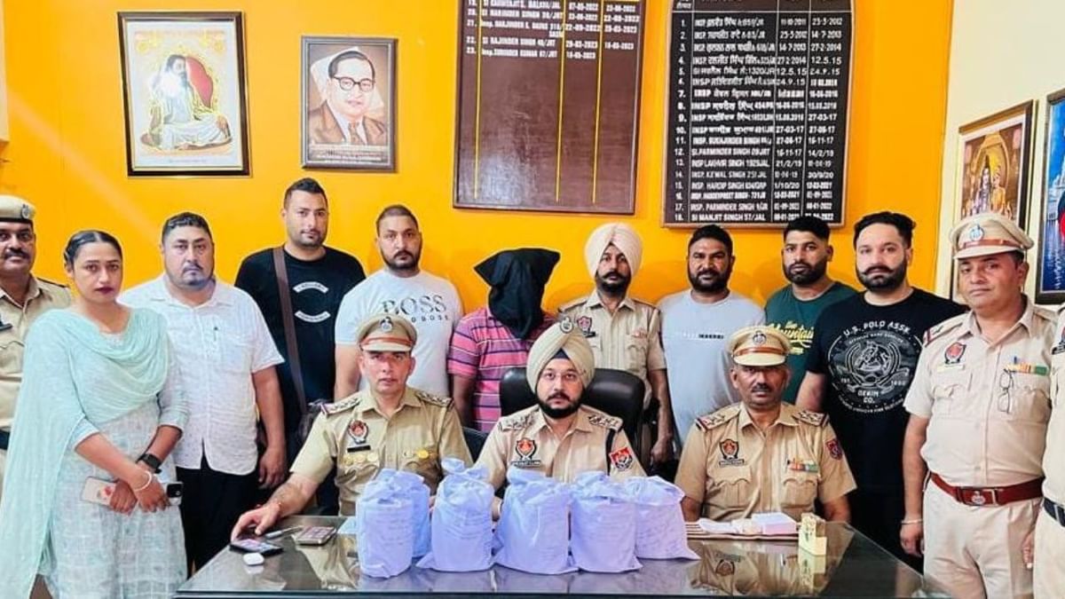 ਪਾਕਿਸਤਾਨ ਤੋਂ ਮੰਗਵਾਈ ਗਈ 9 ਕਿਲੋ ਹੈਰੋਇਨ ਸਮੇਤ ਇੱਕ ਗ੍ਰਿਫਤਾਰ, ਅੰਤਰਰਾਸ਼ਟਰੀ ਤਸਕਰ ਜੋਗਾ ਸਿੰਘ ਨਾਲ ਸਬੰਧਤ ਹੈ ਮਾਮਲਾ ਪਾਕਿਸਤਾਨ ਤੋਂ ਮੰਗਵਾਈ ਗਈ 9 ਕਿਲੋ ਹੈਰੋਇਨ ਸਮੇਤ ਇੱਕ ਗ੍ਰਿਫਤਾਰ, ਅੰਤਰਰਾਸ਼ਟਰੀ ਤਸਕਰ ਜੋਗਾ ਸਿੰਘ ਨਾਲ ਸਬੰਧਤ ਹੈ ਮਾਮਲਾ