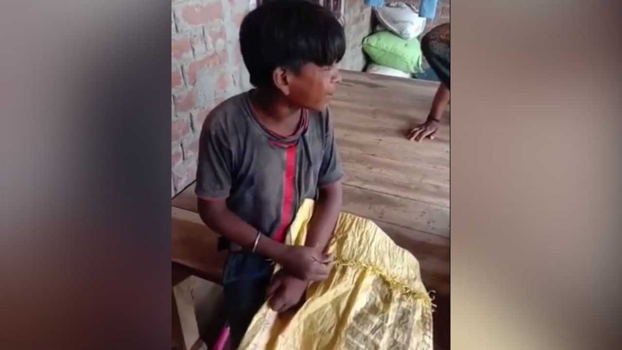 Viral Video: ਮਾਂ ਨੂੰ ਯਾਦ ਕਰਦਿਆਂ ਬੱਚੇ ਦੇ ਦਰਦ ਭਰੇ ਗੀਤ ਨੇ ਸੋਸ਼ਲ ਮੀਡੀਆ ਯੂਜ਼ਰਜ਼ ਨੂੰ ਕੀਤਾ ਭਾਵੁਕ, ਵੋਖੋ ਵੀਡੀਓ