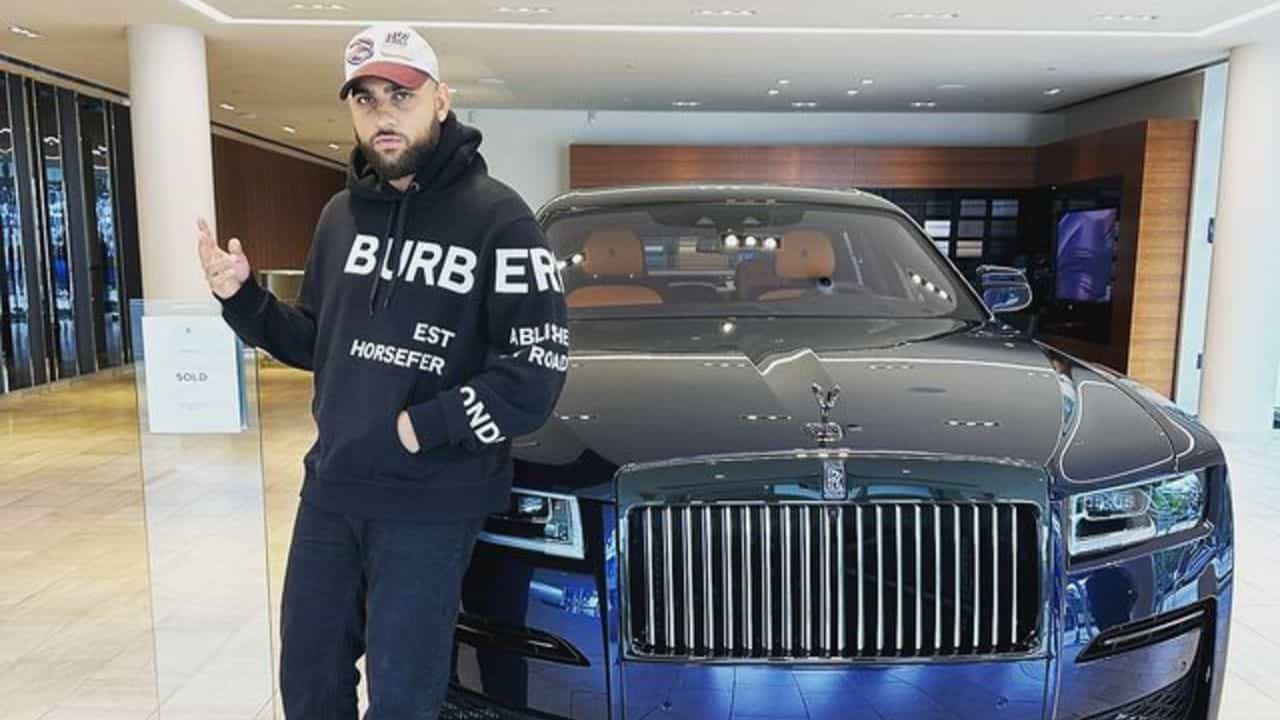 ਕਰਨ ਔਜਲਾ ਨੇ ਖ਼ਰੀਦੀ Rolls Royce, ਬਚਪਨ ਦੇ ਤੰਗੀ ਭਰੇ ਦਿਨਾਂ ਨੂੰ ਯਾਦ ਕਰ ਹੋਏ ਭਾਵੁਕ