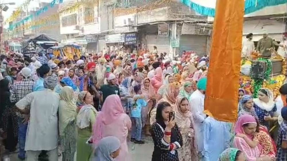 ਜਿਸ ਵੇਲ੍ਹੇ ਨਗਰ ਕੀਰਤਨ ਕੱਢਿਆ ਜਾ ਰਿਹਾ ਸੀ ਤਾਂ ਉਸ ਵੇਲ੍ਹੇ ਕੁਝ ਸਮੇਂ ਲਈ ਮੀਂਹ ਵੀ ਪਿਆ, ਪਰ ਇਸ ਨਾਲ ਸੰਗਤਾਂ ਦਾ ਉਤਸ਼ਾਹ ਘੱਟ ਨਹੀਂ ਹੋਇਆ। ਸ਼ਰਧਾਲੂ ਖਰਾਬ ਮੌਸਮ ਦੌਰਾਨ ਵੀ ਇਸ ਇਤਿਹਾਸਕ ਪੱਲ ਦੇ ਗਵਾਹ ਬਣਨ ਲਈ ਪਹੁੰਚਦੇ ਰਹੇ।