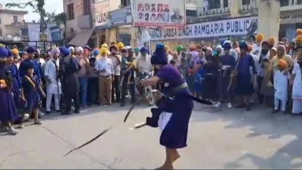 ਇਸ ਦੌਰਾਨ ਵੱਖ-ਵੱਖ ਥਾਵਾਂ 'ਤੇ ਲੰਗਰ ਅਤੇ ਠੰਡੇ ਮਿੱਠੇ ਜਲ ਦੇ ਪ੍ਰਬੰਧ ਕੀਤੇ ਗਏ ਸਨ। ਗੁਰੂ ਸਾਹਿਬ ਦੇ ਵਿਆਹ ਪੁਰਬ ਮੌਕੇ ਸ਼ੁੱਕਰਵਾਰ ਨੂੰ ਬਟਾਲਾ ਦੇ ਸਾਰੇ ਗੁਰਦੁਆਰਿਆਂ ਨੂੰ ਬਹੁਤ ਹੀ ਖੂਬਸੂਰਤੀ ਨਾਲਸਜਾਇਆ ਗਿਆ। ਬਟਾਲਾ ਦੇ ਸਵਾਗਤੀ ਗੇਟਾਂ ਨੂੰ ਫੁੱਲਾਂ ਨਾਲ ਸਜਾਇਆ ਗਿਆ।