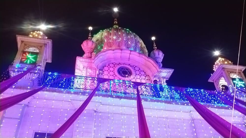 ਵਿਸ਼ਵ ਪ੍ਰਸਿੱਧ ਇਤਿਹਾਸਕ ਗੁਰਦੁਆਰਾ ਕੰਧ ਸਾਹਿਬ 'ਚ ਸਵੇਰ ਤੋਂ ਹੀ ਸੰਗਤਾਂ ਦਾ ਹੜ੍ਹ ਆਇਆ ਹੋਇਆ ਸੀ। ਇੱਥੇ ਪਹੁੰਚਣ ਵਾਲਾ ਹਰ ਸ਼ਰਧਾਲੂ ਇਸ ਇਤਿਹਾਸਕ ਕੱਚੀ ਕੰਧ ਦੇ ਦਰਸ਼ਨਾਂ ਨੂੰ ਲੈ ਕੇ ਕਾਫੀ ਉਤਸਕ ਸੀ ਹਜ਼ਾਰਾਂ ਸੰਗਤਾਂ ਨੇ ਗੁਰਦੁਆਰਾ ਕੰਧ ਸਾਹਿਬ ਵਿਖੇ ਸੀਸ ਨਵਾਇਆ।