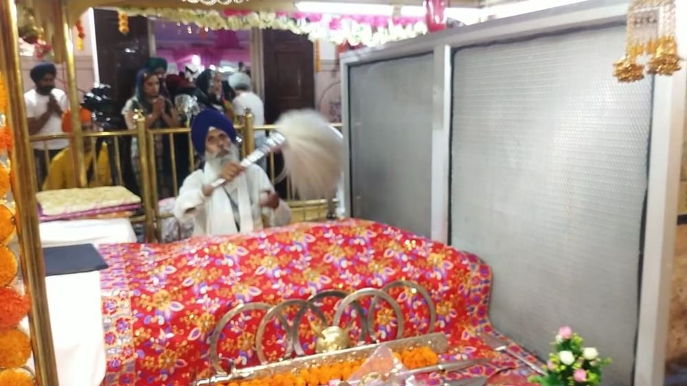 ਗੁਰਦੁਆਰਾ ਸਾਹਿਬ ਵਿੱਚ ਅਖੰਡ ਪਾਠ ਸਾਹਿਬ ਦੇ ਭੋਗ ਪਾਏ ਗਏ। ਪੂਰਾ ਵਾਤਾਵਰਣ ਸ਼ਰਧਾ ਅਤੇ ਭਗਤੀ ਦੇ ਰੰਗ ਵਿੱਚ ਰੰਗਿਆ ਨਜ਼ਰ ਆਇਆ। ਗੁਰਦੁਆਰਾ ਸਾਹਿਬ ਵਿੱਚ ਪਹੁੰਚੀਆਂ ਸੰਗਤਾ ਪਹਿਲੀ ਪਾਤਸ਼ਾਹੀ ਸ੍ਰੀ ਗੁਰੂ ਨਾਨਕ ਦੇਵ ਜੀ ਅਤੇ ਮਾਤਾ ਸੁਲਖਣੀ ਨੂੰ ਵੀ ਵਿਆਹ ਪੁਰਬ ਦੀ ਵਧਾਈ ਦੇ ਰਹੀਆਂ ਸਨ ਅਤੇ ਸੀਸ ਨਵਾਂ ਰਹੀਆਂ ਸਨ।