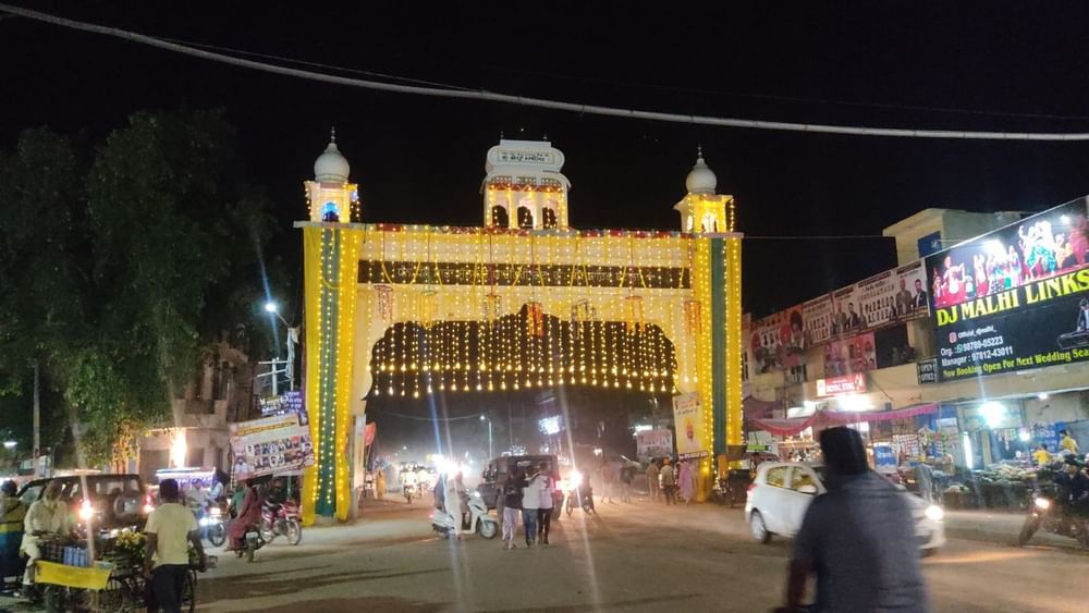 ਸ਼ਰਧਾ ਅਤੇ ਆਸਥਾ ਤੋਂ ਇਲਾਵਾ ਇਸ ਤਿਉਹਾਰ ਦੌਰਾਨ ਪੁਲਿਸ ਪ੍ਰਸ਼ਾਸਨ ਵੀ ਲੋਕਾਂ ਦੀ ਸੁਰੱਖਿਆ ਲਈ ਪੂਰੀ ਤਰ੍ਹਾਂ ਤਿਆਰ ਮੁਸਤੈਦ ਨਜ਼ਰ ਆਇਆ। ਸੰਗਤਾਂ ਦੀ ਸੁਰੱਖਿਆਂ ਨੂੰ ਲੈ ਕੇ ਹਰ ਪਾਸੇ ਪੁਲਿਸ ਮੁਲਾਜ਼ਮ ਤਾਇਨਾਤ ਕੀਤੇ ਗਏ ਸਨ। ਕੁਝ ਪੁਲਿਸ ਮੁਲਾਜ਼ਮ ਸਿਵਲ ਡਰੈੱਸ 'ਚ ਵੀ ਪੂਰੇ ਮਾਹੌਲ 'ਤੇ ਨਜ਼ਰ ਰੱਖ ਰਹੇ ਸਨ।