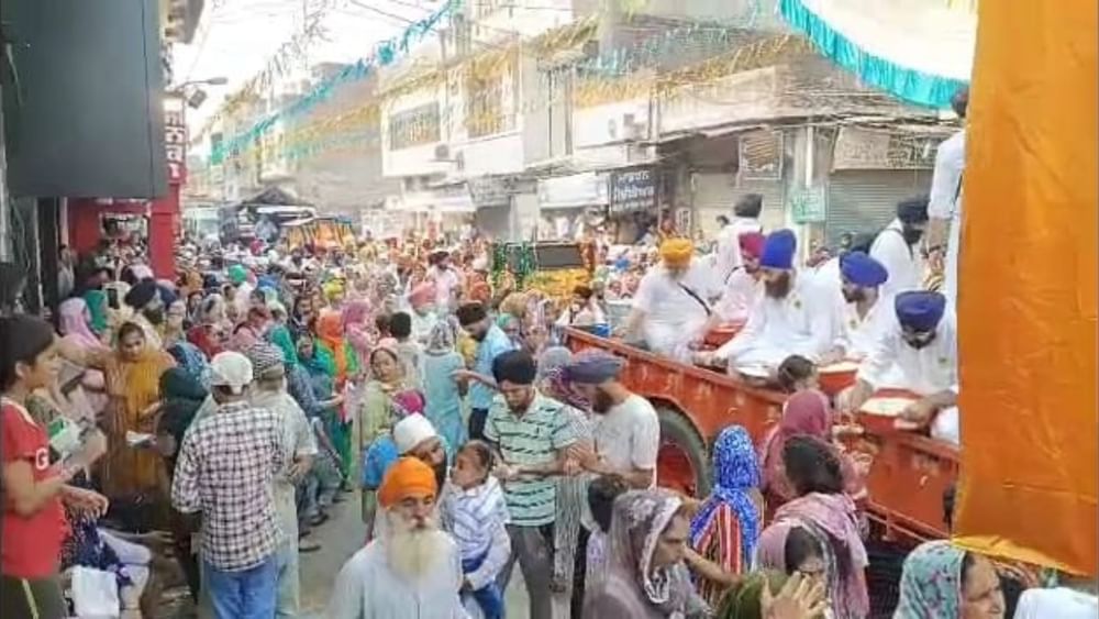 ਇਸ ਪਵਿੱਤਰ ਮੌਕੇ ਦਾ ਗਵਾਹ ਬਣਨ ਲਈ ਐਸਜੀਪੀਸੀ ਪ੍ਰਧਾਨ ਹਰਜਿੰਦਰ ਸਿੰਘ ਧਾਮੀ, ਐਮਐਲਏ ਬਟਾਲਾ ਅਮਨ ਸ਼ੇਰ ਸਿੰਘ ਸ਼ੇਰੀ ਕਲਸੀ, ਆਪ ਆਗੂ ਜਗਰੂਪ ਸੇਖਵਾਂ ਸਮੇਤ ਹਜਾਰਾਂ ਦੀ ਤਦਾਤ ਵਿਚ ਪਹੁੰਚ ਸ਼ਰਧਾਲੂ ਇਸ ਪਵਿੱਤਰ ਮੌਕੇ ਦੇ ਗਵਾਹ ਬਣੇ।