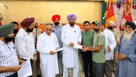 ਕੈਬਨਿਟ ਮੰਤਰੀ ਕੁਲਦੀਪ ਸਿੰਘ ਧਾਲੀਵਾਲ ਨੇ ਗੁਰਦਾਸਪੁਰ ‘ਚ ਹੜ੍ਹ ਪੀੜ੍ਹਤਾਂ ਨੂੰ ਮੁਆਵਜਾ ਰਾਸ਼ੀ ਦੇ ਚੈੱਕ ਵੰਡੇ...