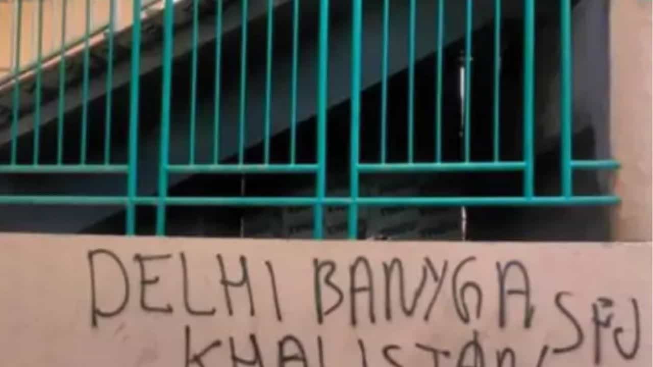 ਬਠਿੰਡਾ ਦੇ ਦੋ ਨੌਜਵਾਨ ਗ੍ਰਿਫਤਾਰ, ਦਿੱਲੀ ਚ ਖਾਲਿਸਤਾਨੀ ਨਾਅਰੇ ਲਿਖਣ ਚ ਸ਼ਾਮਿਲ, ਅੱਤਵਾਦੀ ਪੰਨੂ ਤੋਂ ਲਏ ਸਨ ਚਾਰ ਲੱਖ ਰੁਪਏ