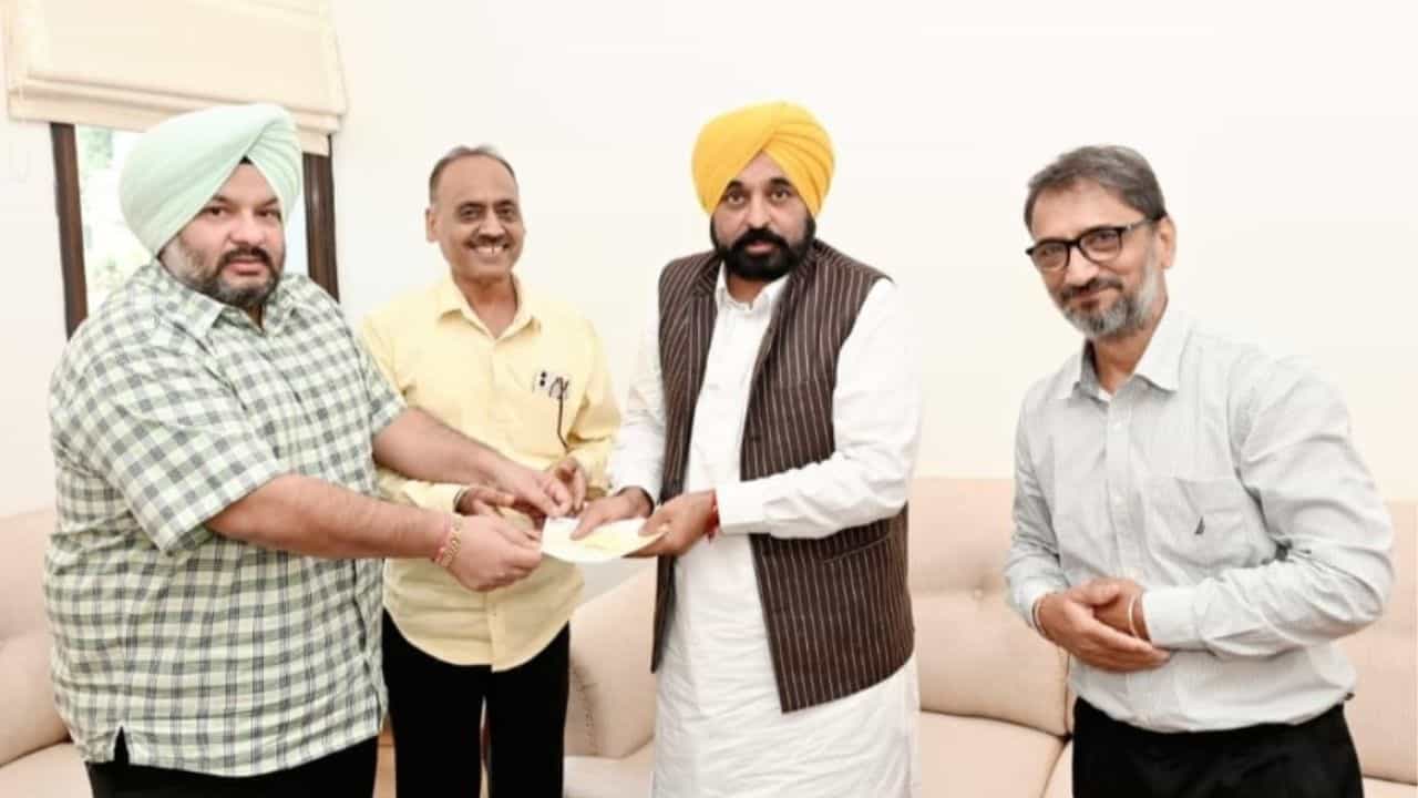 ਹੜ੍ਹ ਪ੍ਰਭਾਵਿਤ ਲੋਕਾਂ ਨੂੰ ਰਾਹਤ ਦੇਣ ਲਈ ਡੇਰਾ ਮੁਰਾਦ ਸ਼ਾਹ ਨੇ ਸੀਐੱਮ ਨੂੰ ਸੌਂਪਿਆ ਕਰੋੜ ਰੁਪਏ ਦਾ ਚੈੱਕ