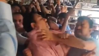 OMG: ਮੁੰਬਈ ਲੋਕਲ ਟਰੇਨ ‘ਚ ਸੀਟ ਨੂੰ ਲੈ ਕੇ ਯਾਤਰੀ ਆਪਸ ‘ਚ ਭਿੜੇ, ਹੋਈ ਜ਼ਬਰਦਸਤ ਲੜਾਈ, ਵੀਡੀਓ ਹੋਈ ਵਾਇਰਲ