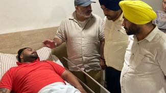 ਪੁਲਿਸ ਨੇ ਨਸ਼ਾ ਤਸਕਰਾਂ ਨੂੰ ਫੜਣ ਲਈ ਪਾਇਆ ਘੇਰਾ ਤਾਂ ਮੁਲਜ਼ਮਾਂ ਨੇ ਚੜ੍ਹਾ ਦਿੱਤੀ ਥਾਰ, ਇੱਕ ਮੁਲਾਜ਼ਮ ਜ਼ਖ਼ਮੀ ਪੁਲਿਸ ਨੇ ਨਸ਼ਾ ਤਸਕਰਾਂ ਨੂੰ ਫੜਣ ਲਈ ਪਾਇਆ ਘੇਰਾ ਤਾਂ ਮੁਲਜ਼ਮਾਂ ਨੇ ਚੜ੍ਹਾ ਦਿੱਤੀ ਥਾਰ, ਇੱਕ ਮੁਲਾਜ਼ਮ ਜ਼ਖ਼ਮੀ