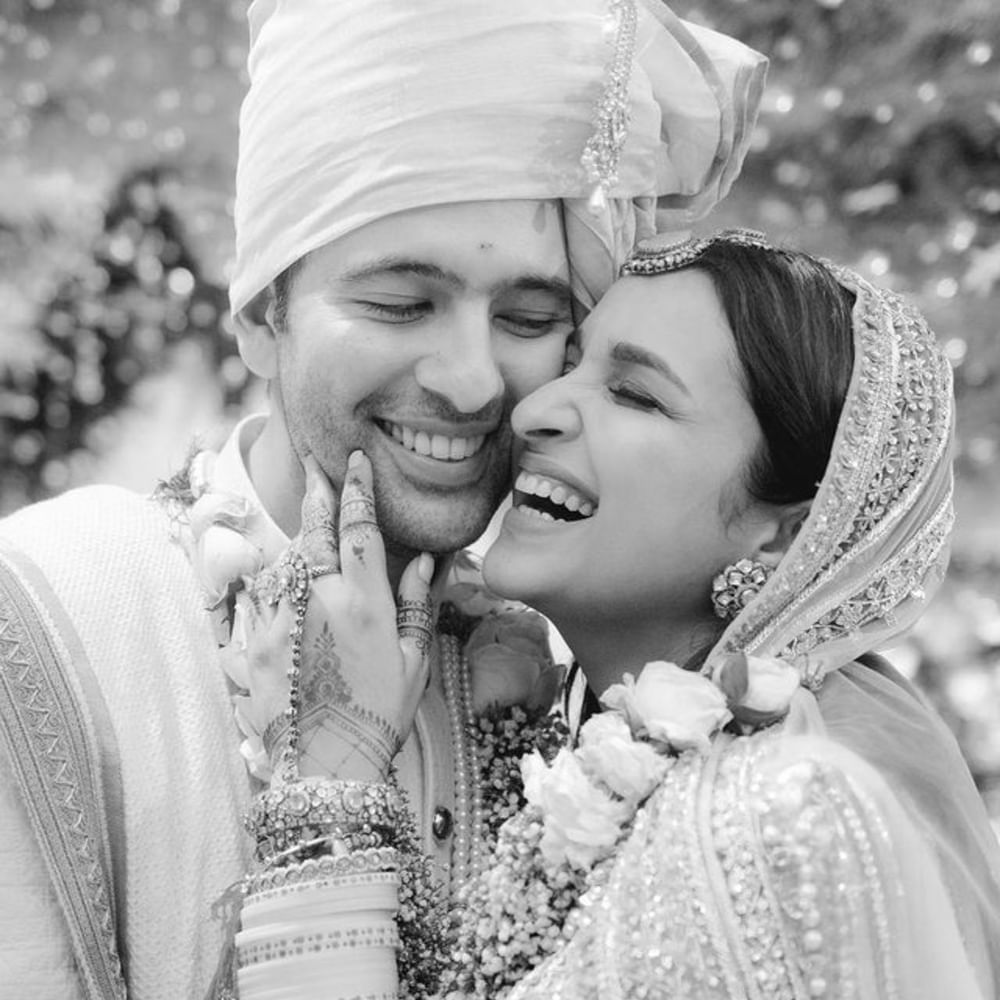 ਪਰਿਣੀਤੀ ਚੋਪੜਾ ਅਤੇ ਰਾਘਵ ਚੱਢਾ ਦੇ ਵਿਆਹ ਦੀਆਂ ਤਸਵੀਰਾਂ ਦਾ ਇੰਤਜ਼ਾਰ ਪ੍ਰਸ਼ੰਸਕ ਕੱਲ੍ਹ ਤੋਂ ਕਰ ਰਹੇ ਸਨ। 24 ਸਤੰਬਰ ਦੀ ਸ਼ਾਮ ਨੂੰ ਦੋਵਾਂ ਦਾ ਵਿਆਹ ਹੋਇਆ ਸੀ। 25 ਸਤੰਬਰ ਨੂੰ ਦੋਹਾਂ ਨੇ ਆਪਣੇ ਵਿਆਹ ਦੀਆਂ ਤਸਵੀਰਾਂ ਸ਼ੇਅਰ ਕੀਤੀਆਂ ਹਨ। ਫੋਟੋ ਵਿੱਚ ਦੋਵੇਂ ਕਰੀਮ ਰੰਗ ਦੇ ਪਹਿਰਾਵੇ ਵਿੱਚ ਨਜ਼ਰ ਆ ਰਹੇ ਹਨ। ਦੋਵਾਂ ਦੀ ਜੋੜੀ ਬਹੁਤ ਸੋਹਣੀ ਲੱਗ ਰਹੀ ਹੈ।