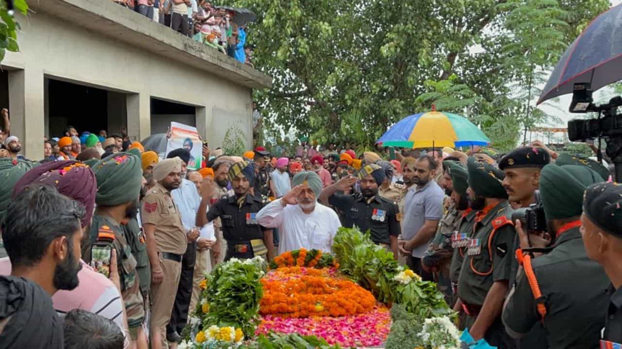 Shaheed Cremation: ਸ਼ਹੀਦ ਪ੍ਰਦੀਪ ਸਿੰਘ ਨੂੰ ਫੋਜੀ ਸਨਮਾਨਾਂ ਨਾਲ ਦਿੱਤੀ ਗਈ ਅੰਤਿਮ ਵਿਦਾਈ, ਭਾਵੁਕ ਹੋਇਆ ਮਾਹੌਲ
