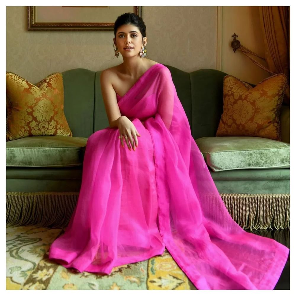 ਤੁਸੀਂ ਟ੍ਰੈਂਡੀ ਬਾਰਬੀ ਪਿੰਕ ਕੱਲਰ ਵੀ ਵੀਅਰ ਕਰ ਸਕਦੇ ਹੋ। ਇਸ ਰੰਗ ਵਿੱਚ ਸੰਜਨਾ ਸਾਂਘੀ ਦੀ ਤਰ੍ਹਾਂ ਪਲੇਨ ਸਾੜੀ ਵੀ ਵੀਅਰ ਕਰ ਸਕਦੇ ਹੋ। ਇਸ ਤਰ੍ਹਾਂ ਦੀ ਸਾੜੀ ਵਿੱਚ ਤੁਹਾਨੂੰ  ਬਹੁਤ ਹੀ ਸਿੰਪਲ ਅਤੇ ਐਲੀਗੇਂਟ ਲੁੱਕ ਮਿਲੇਗੀ।