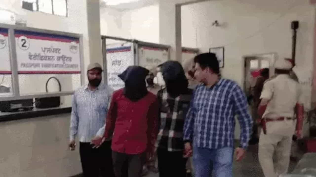 1 ਕਿੱਲੋ 230 ਗ੍ਰਾਮ ਸੋਨੇ ਦੀ ਪੇਸਟ ਅਤੇ ਨਜਾਇਜ਼ ਹਥਿਆਰਾਂ ਸਣੇ 2 ਗ੍ਰਿਫਤਾਰ 1 ਕਿੱਲੋ 230 ਗ੍ਰਾਮ ਸੋਨੇ ਦੀ ਪੇਸਟ ਅਤੇ ਨਜਾਇਜ਼ ਹਥਿਆਰਾਂ ਸਣੇ 2 ਗ੍ਰਿਫਤਾਰ