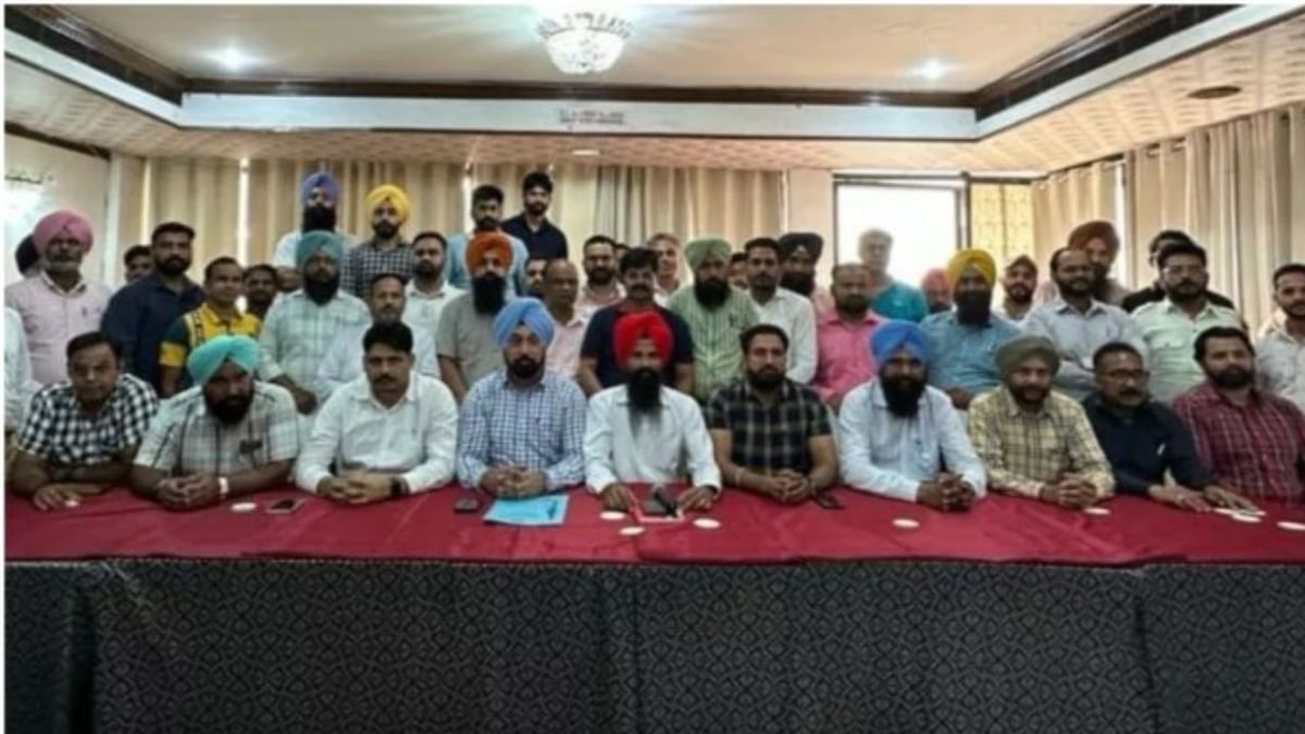 ਪੰਜਾਬ ‘ਚ ਬੰਦ ਰਹਿਣਗੀਆਂ ਰਜਿਸਟਰੀਆਂ, ਮੁਲਾਜ਼ਮਾਂ ਵੱਲੋਂ ESMA ਦਾ ਵਿਰੋਧ, ਤਿੰਨ ਦਿਨ ਕੰਮ ਨਾ ਕਰਨ ਦਾ ਐਲਾਨ ਪੰਜਾਬ ‘ਚ ਬੰਦ ਰਹਿਣਗੀਆਂ ਰਜਿਸਟਰੀਆਂ, ਮੁਲਾਜ਼ਮਾਂ ਵੱਲੋਂ ESMA ਦਾ ਵਿਰੋਧ, ਤਿੰਨ ਦਿਨ ਕੰਮ ਨਾ ਕਰਨ ਦਾ ਐਲਾਨ