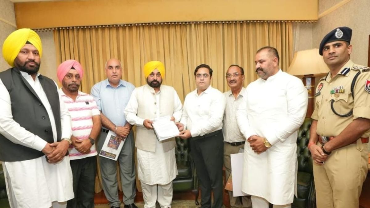 25 ਅਕਤੂਬਰ ਤੋਂ 3 ਨਵੰਬਰ ਤੱਕ ਜਲੰਧਰ ‘ਚ ਹੋਵੇਗਾ ਹਾਕੀ ਦਾ ਮਹਾਂਕੁੰਭ-18 ਨਾਮੀ ਟੀਮਾਂ ਲੈਣਗੀਆਂ ਭਾਗ 25 ਅਕਤੂਬਰ ਤੋਂ 3 ਨਵੰਬਰ ਤੱਕ ਜਲੰਧਰ ‘ਚ ਹੋਵੇਗਾ ਹਾਕੀ ਦਾ ਮਹਾਂਕੁੰਭ-18 ਨਾਮੀ ਟੀਮਾਂ ਲੈਣਗੀਆਂ ਭਾਗ
