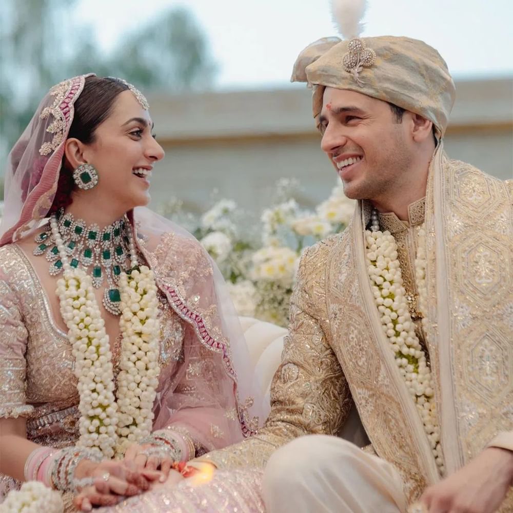 ਕਿਆਰਾ ਅਡਵਾਨੀ - ਕਿਆਰਾ ਨੇ ਆਪਣੇ ਵਿਆਹ ਲਈ ਗੁਲਾਬੀ ਬਲੱਸ਼ ਰੰਗ ਦਾ ਲਹਿੰਗਾ ਚੁਣਿਆ ਸੀ। ਇਸ ਲਹਿੰਗੇ ਵਿੱਚ ਡਾਰਕ ਗੁਲਾਬੀ ਰੰਗ ਵੀ ਹੈ। ਲਹਿੰਗੇ ਵਿੱਚ ਇੰਕਟ੍ਰੀਕੇਟ ਵਰਕ ਵੀ ਦੇਖਣ ਨੂੰ ਮਿਲੀਆ। ਸੇਮ ਰੰਗ ਦਾ ਬਲਾਊਜ਼ ਅਤੇ ਇੱਕ ਸ਼ੀਅਰ ਦੁਪੱਟੇ ਨਾਲ ਲਹਿੰਗੇ ਨੂੰ ਪੇਅਰ ਕੀਤਾ ( Photo Credits: Instagram)